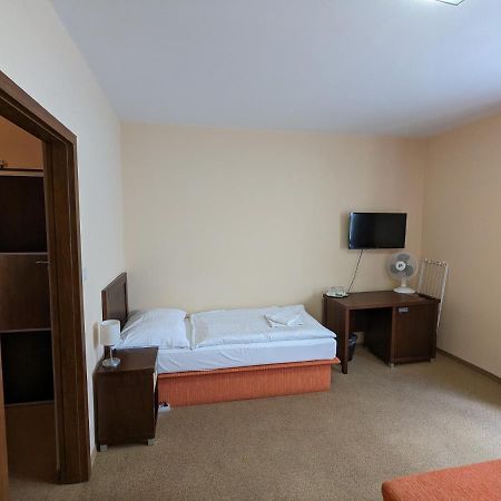 Garni Hotel Cosmopolitan Senec Exterior photo