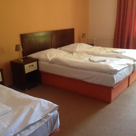 Garni Hotel Cosmopolitan Senec Room photo