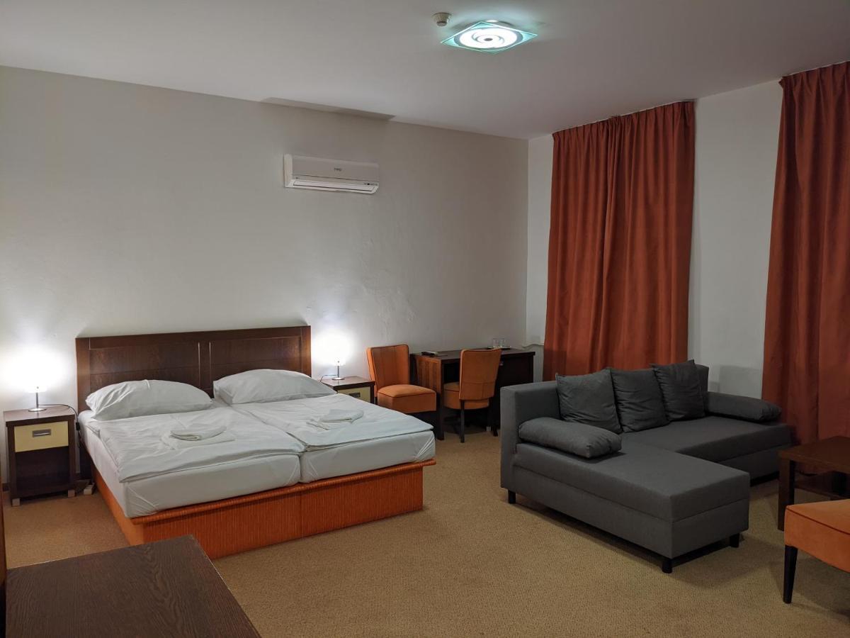 Garni Hotel Cosmopolitan Senec Exterior photo