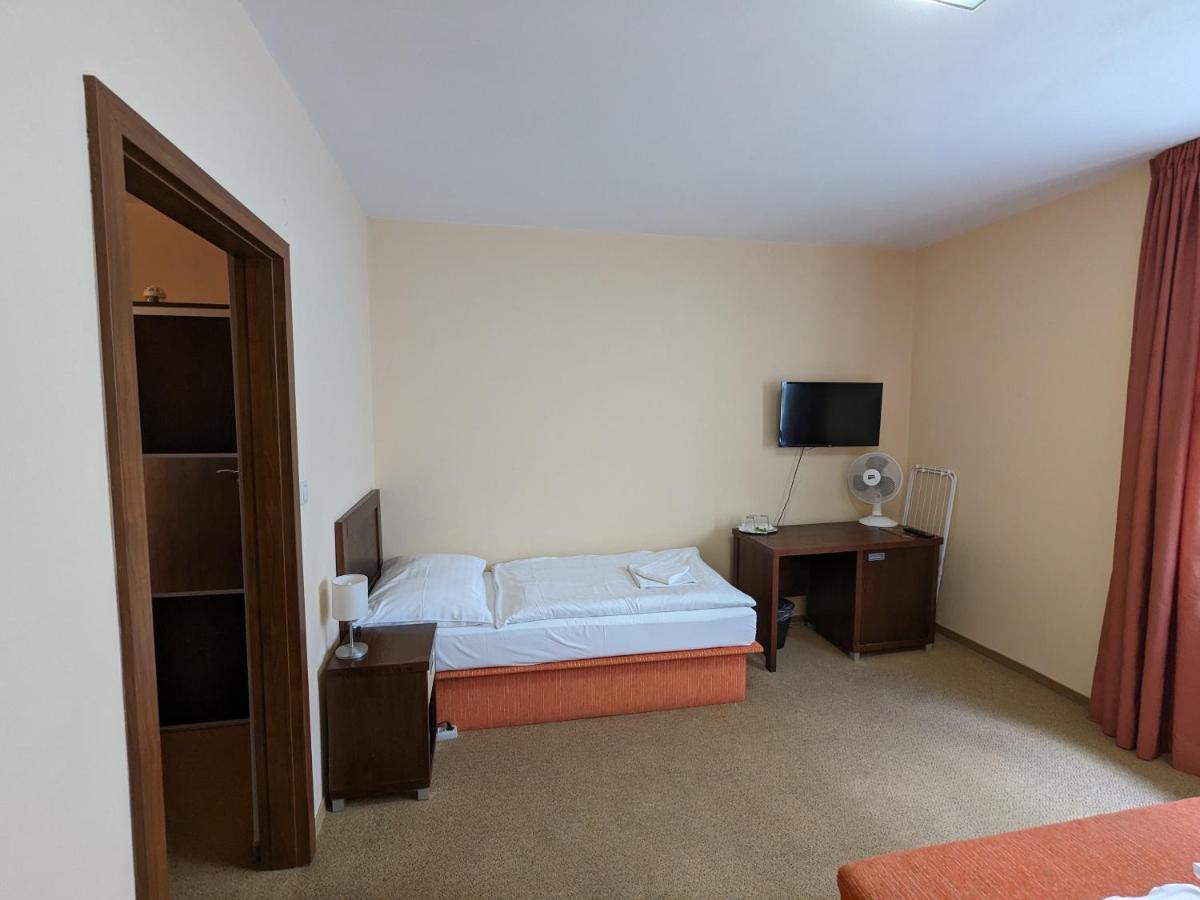 Garni Hotel Cosmopolitan Senec Exterior photo