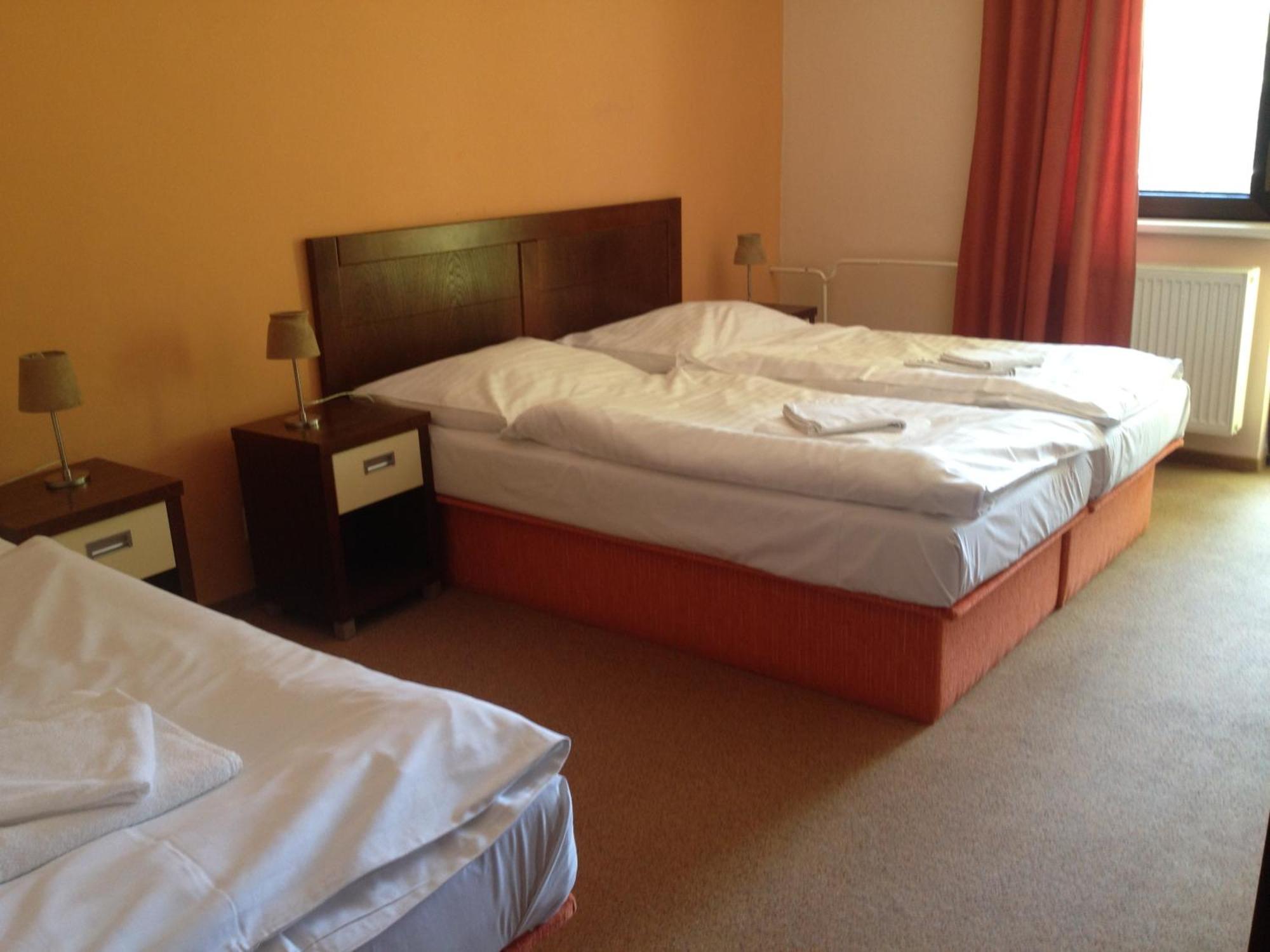 Garni Hotel Cosmopolitan Senec Room photo