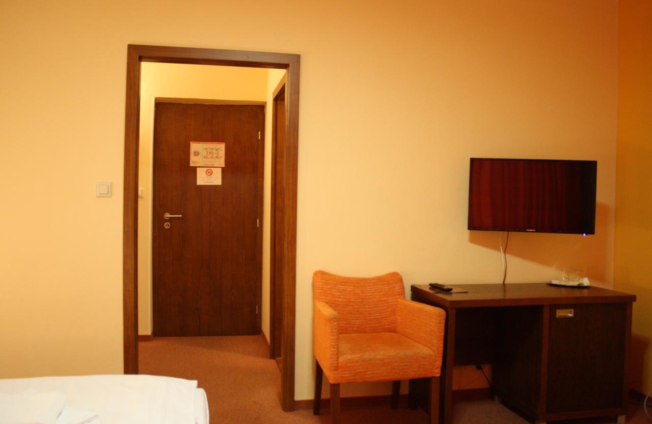 Garni Hotel Cosmopolitan Senec Exterior photo