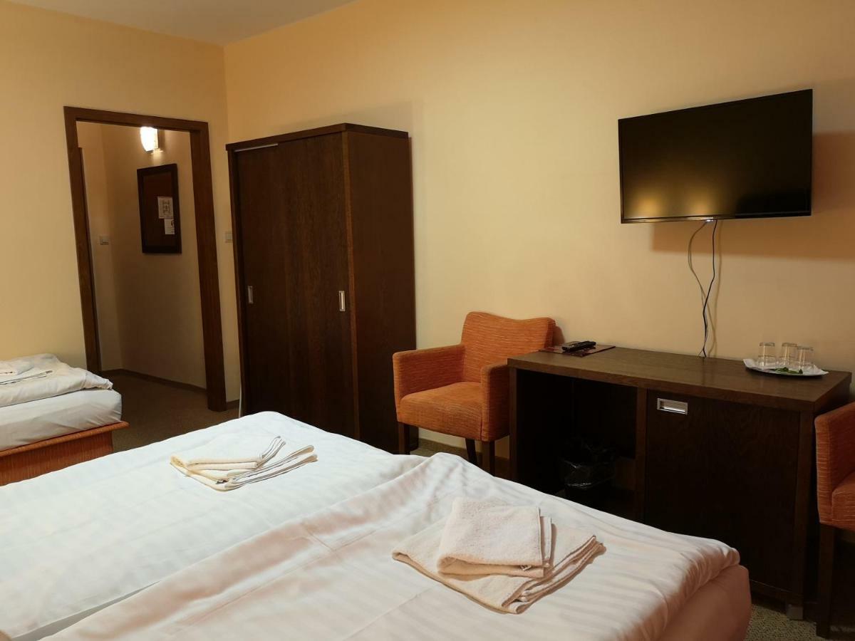 Garni Hotel Cosmopolitan Senec Exterior photo